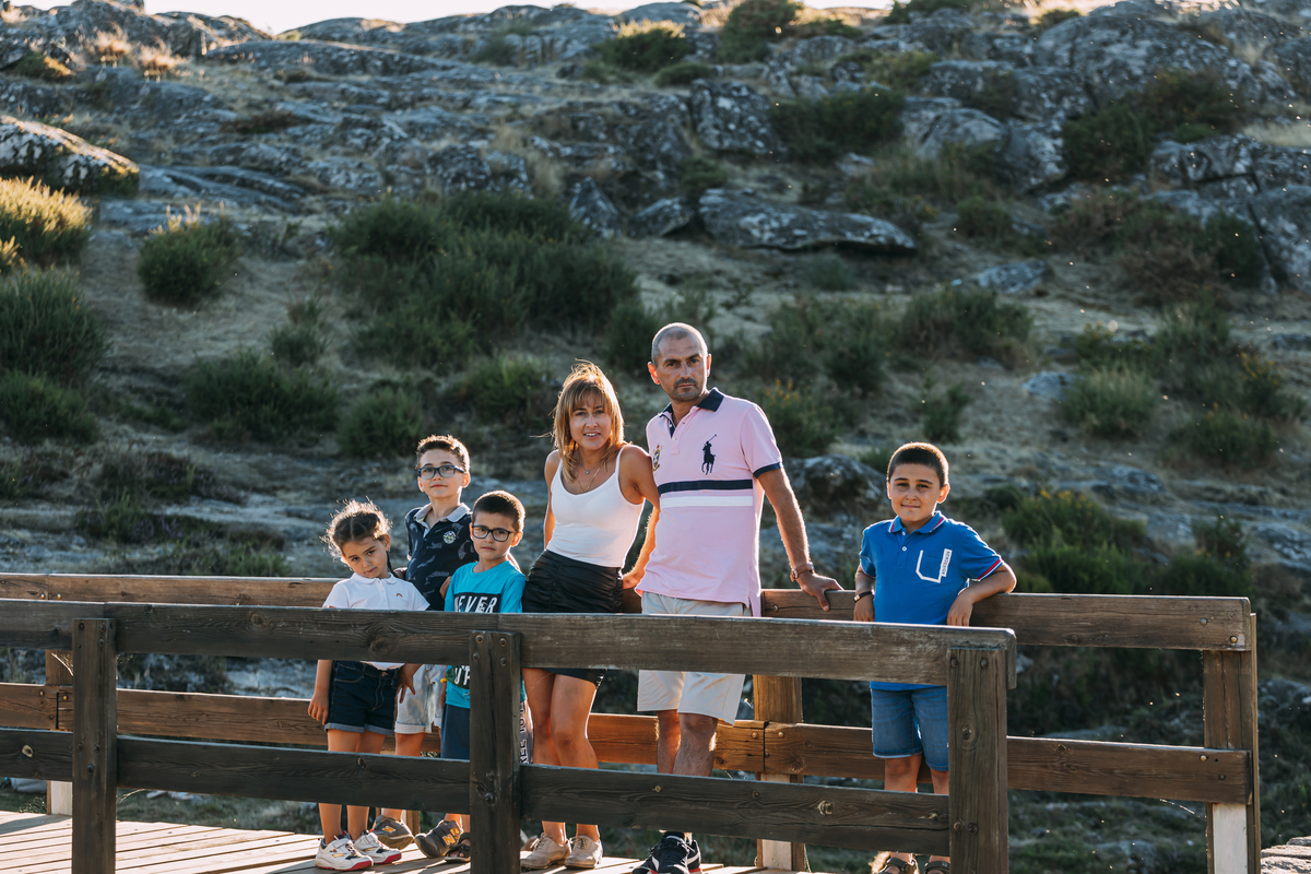 Família feliz na sessão fotográfica na Serra da Freita