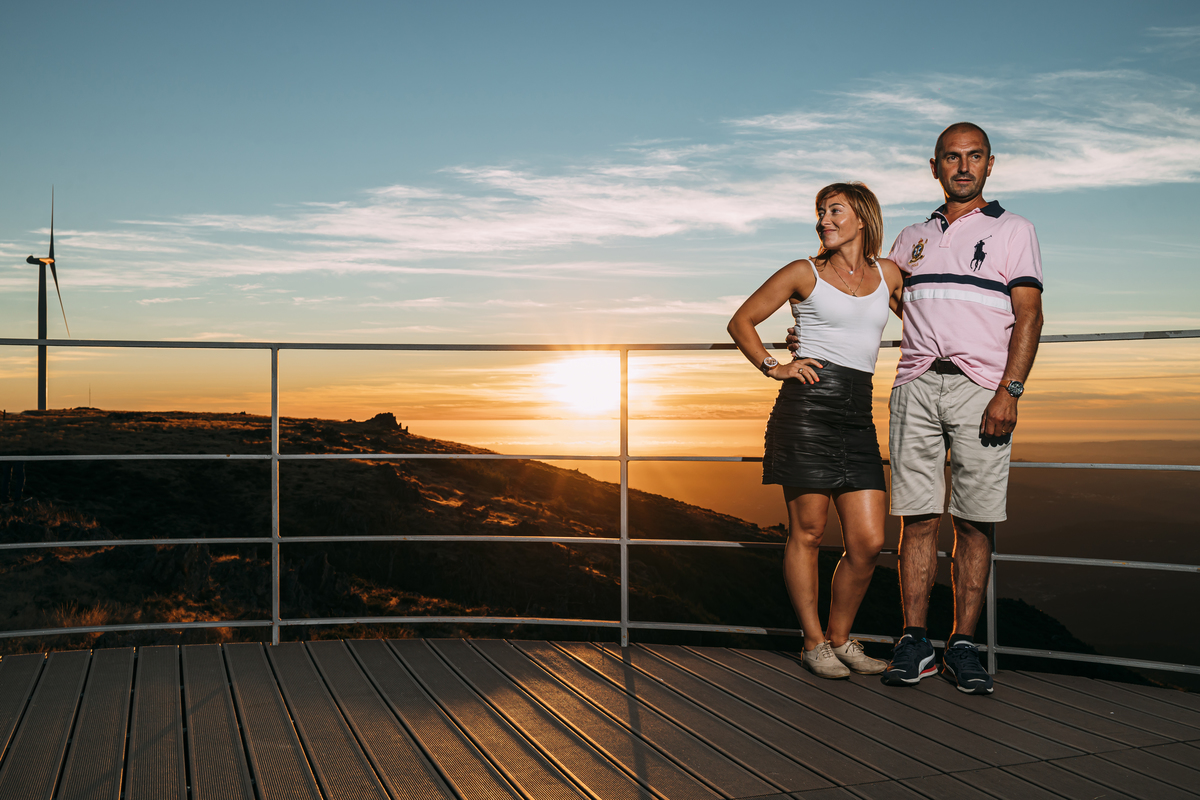 Casal apaixonado no por-do-sol