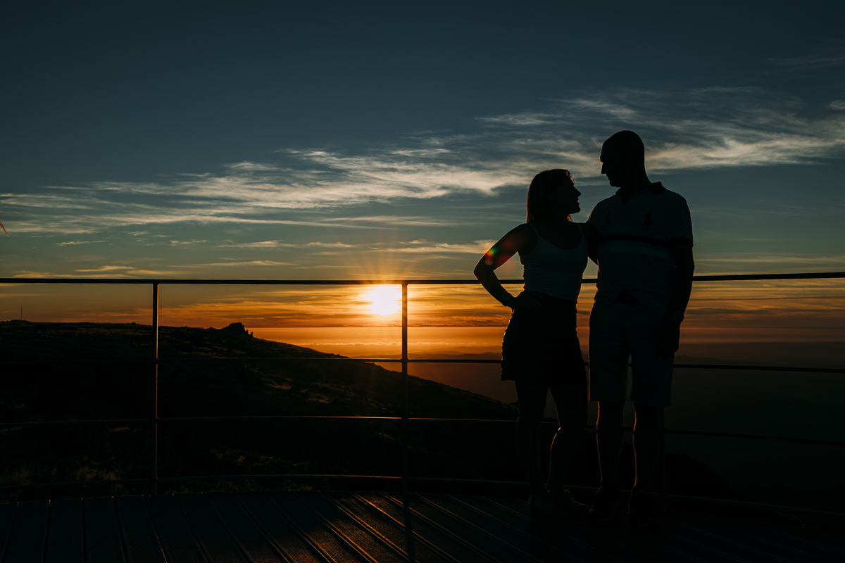 Casal apaixonado no por-do-sol na Serra da Freita