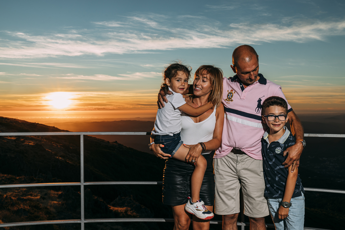 Familia no por-do-sol no miradoiro na Serra da Freita