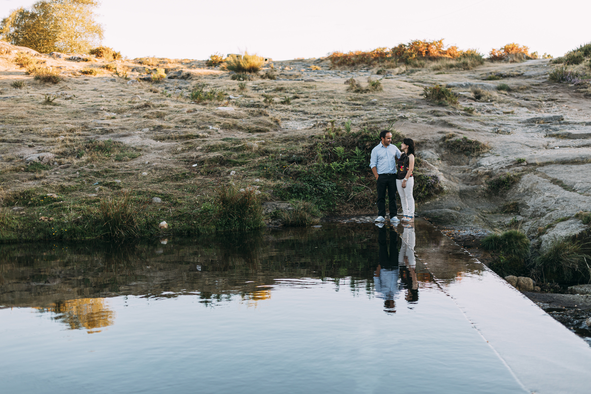 Casal na sessão de pré-casamento na serra da Freita