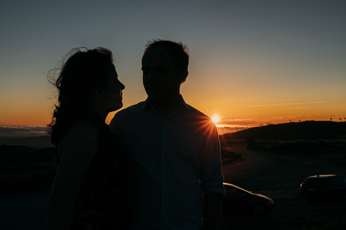 Pôr-do-sol do casal apaixonado