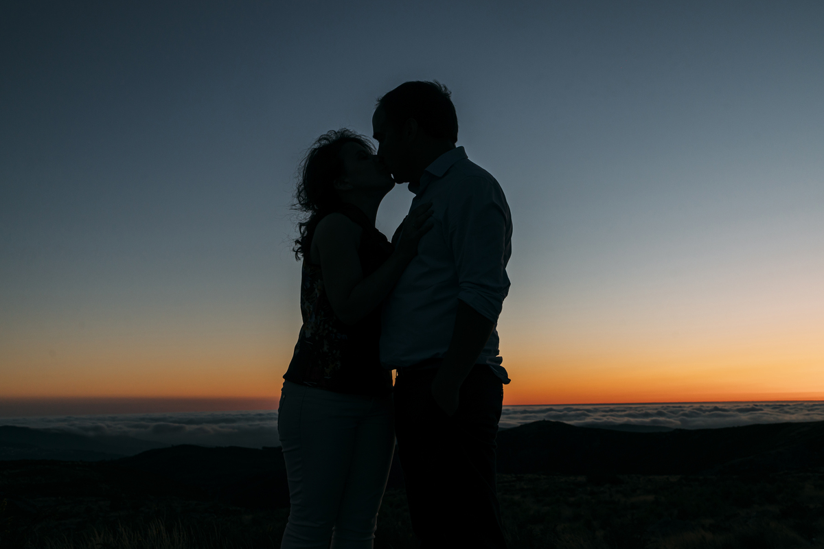 Beijo dos noivos ao pôr-do-sol na serra
