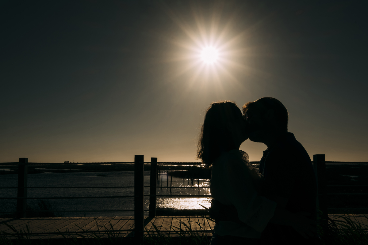 Troca de olhares apaixonados dos noivos na sessão fotográfica em Aveiro