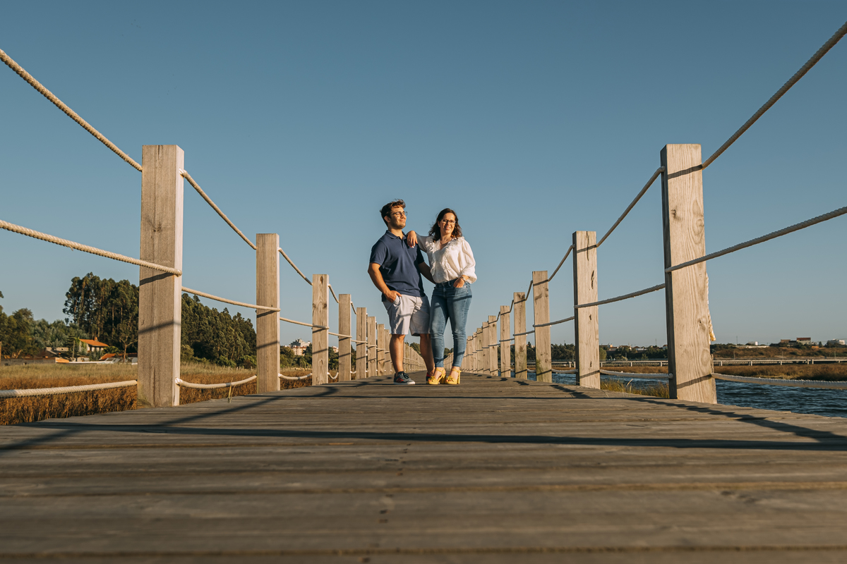 Noivos felizes nos passadiços em Aveiro