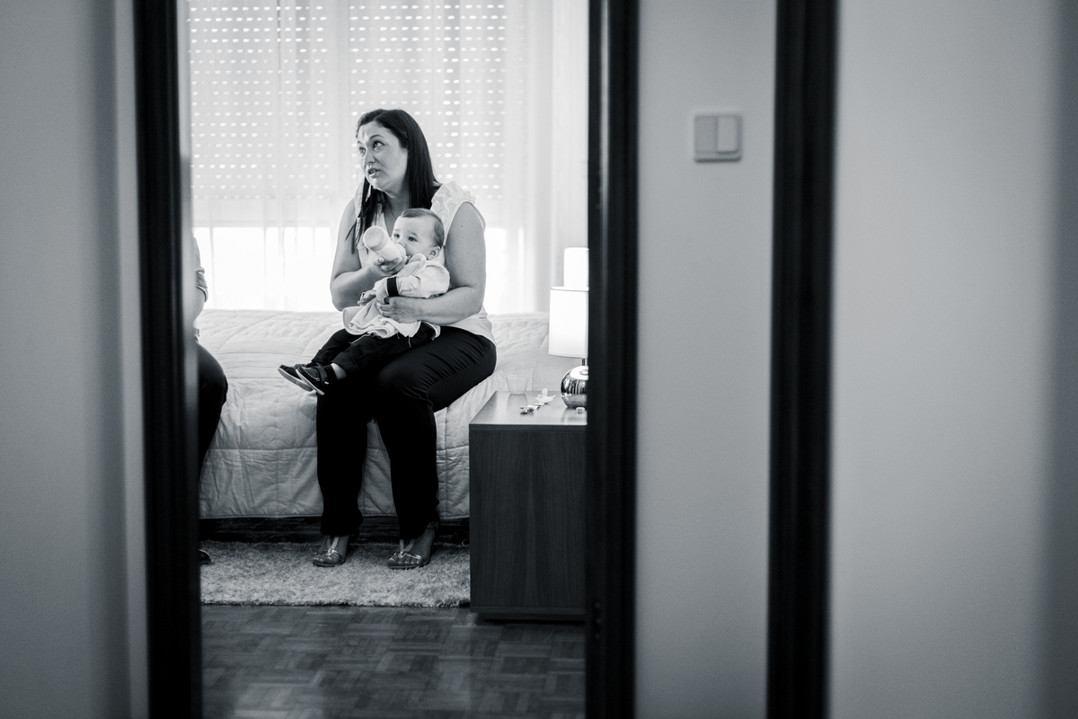 Mãe a dar biberão ao seu menino