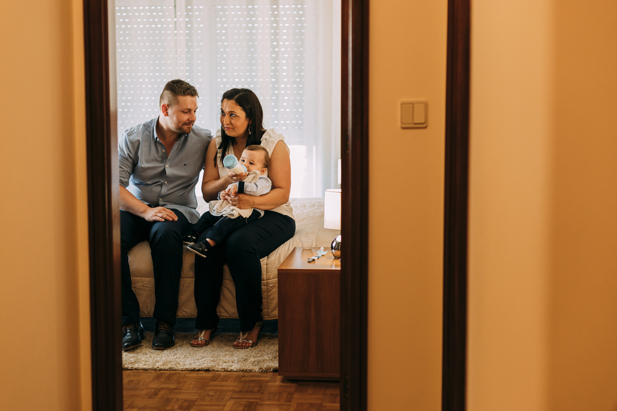 Pais a dar biberão ao seu menino