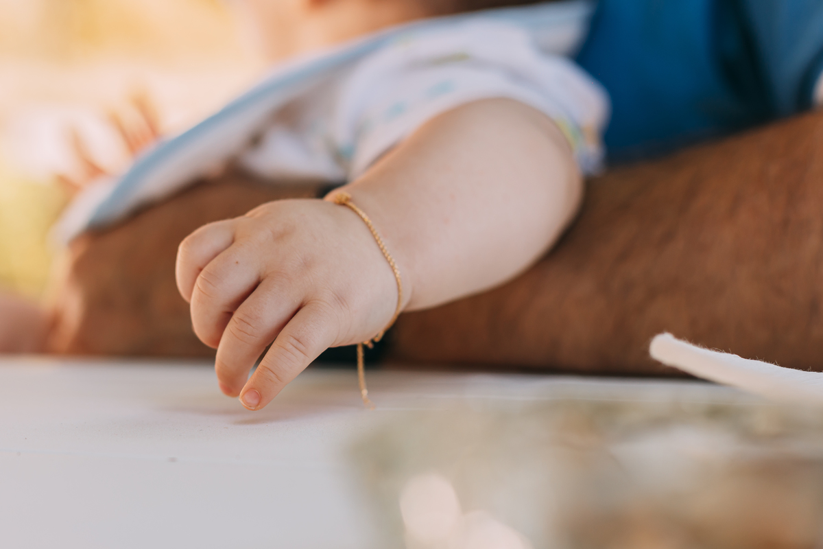 Mão pequena de bebé