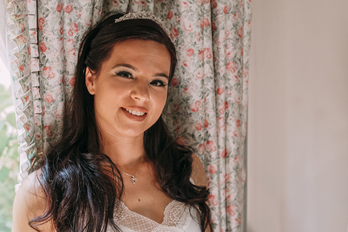 Noiva a preparar-se para o seu casamento