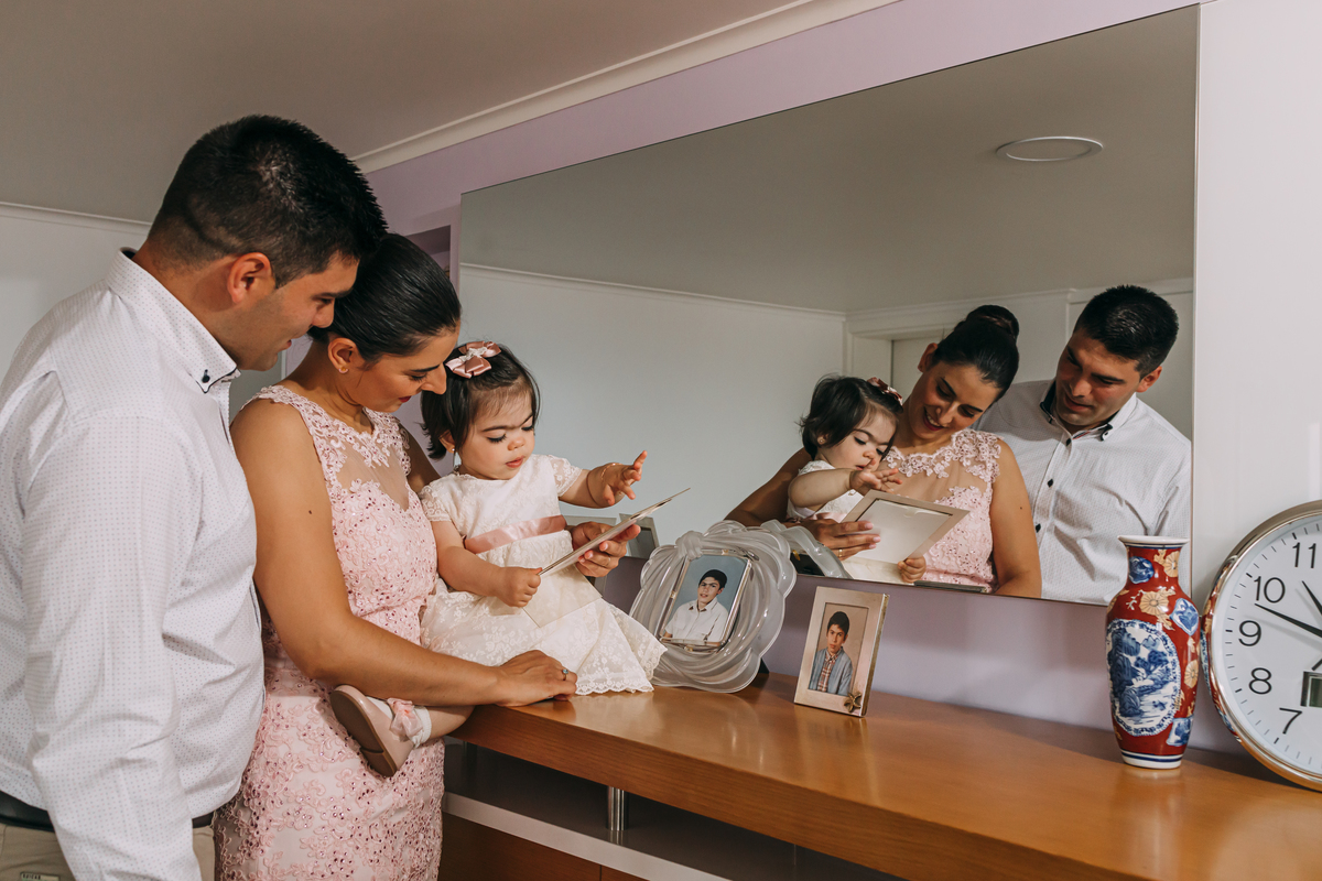 Menina em casa antes do batismo
