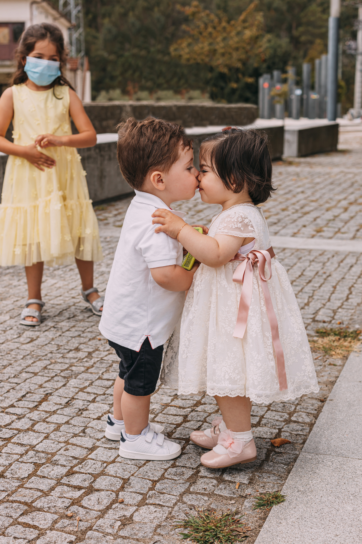 Meninos a darem um beijo