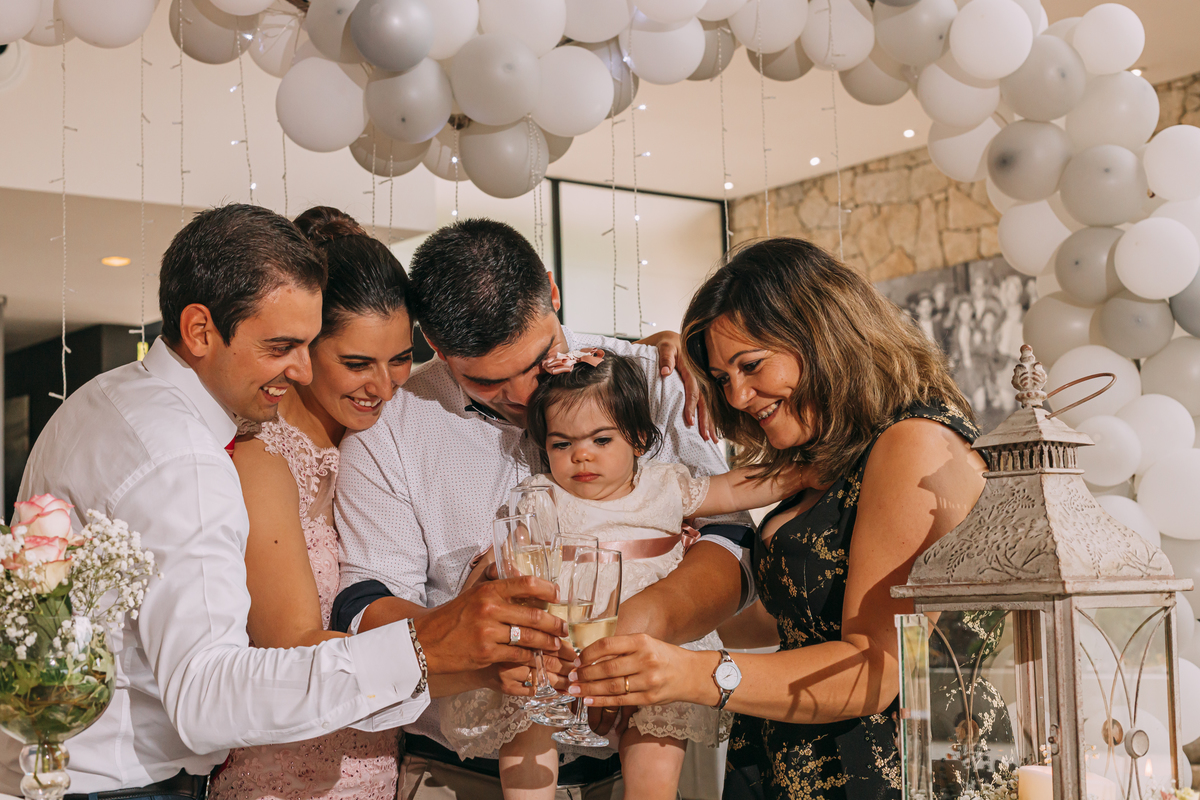 Fotografia de corte de bolo do batizado