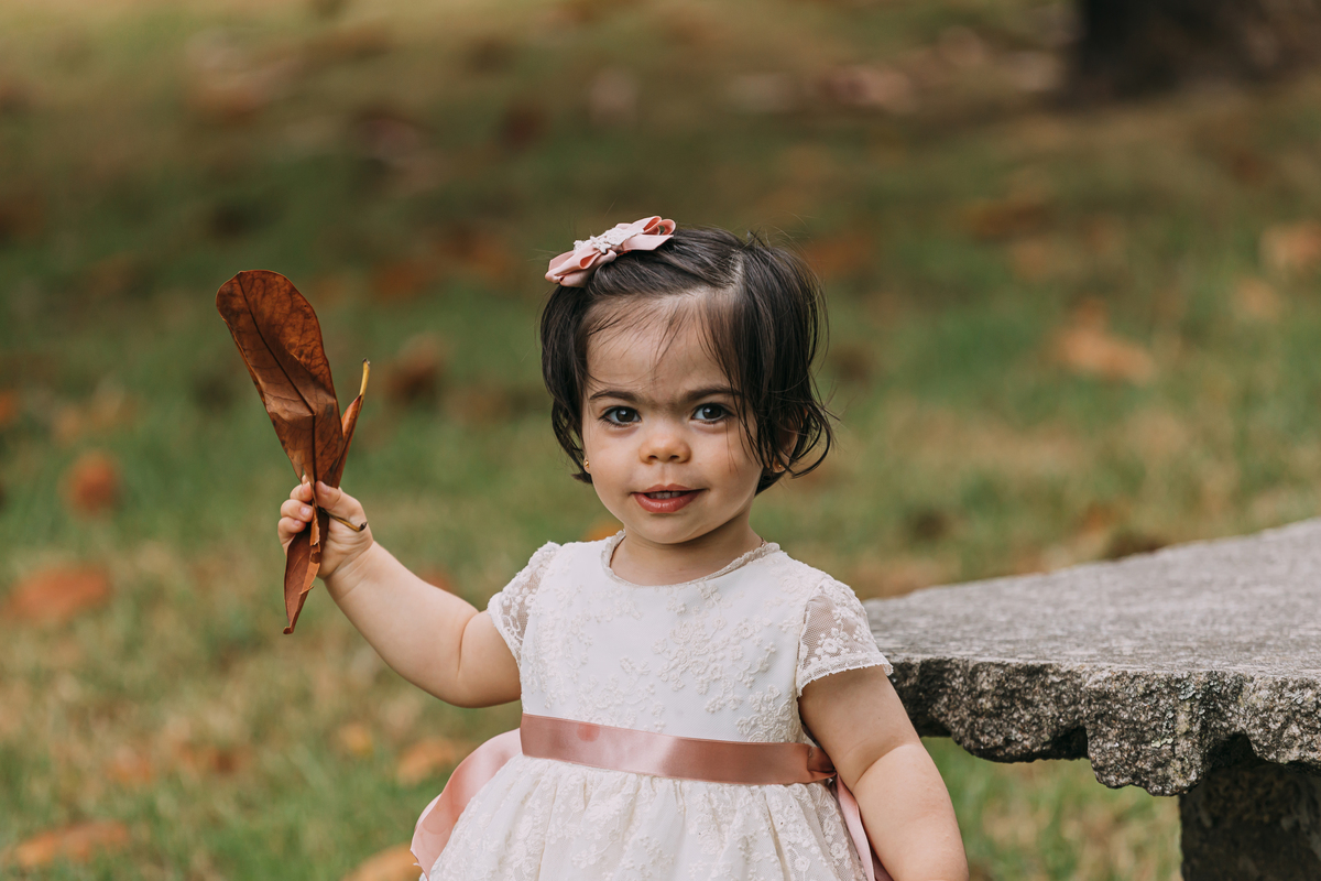 Bebé numa sessão fotográfica de batismo