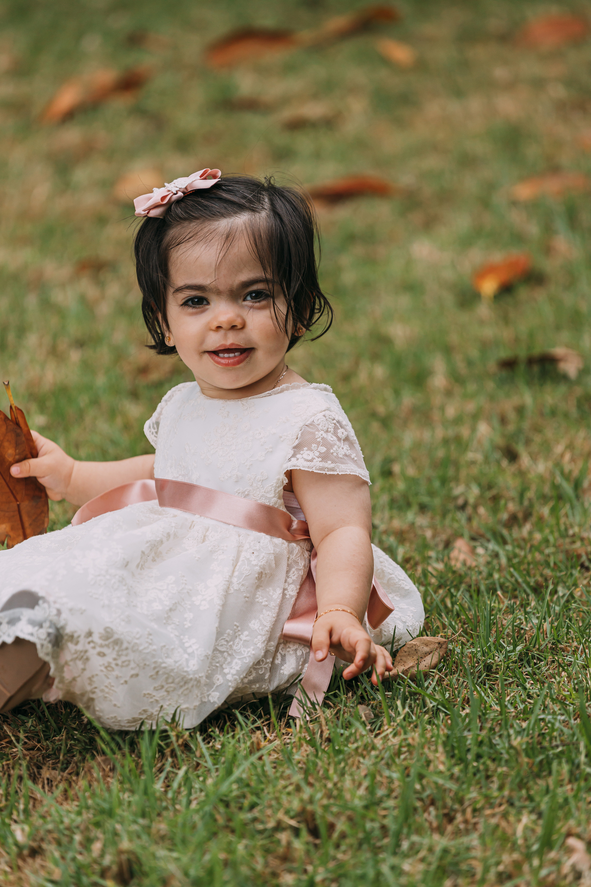 Bebé numa sessão de batismo no jardim