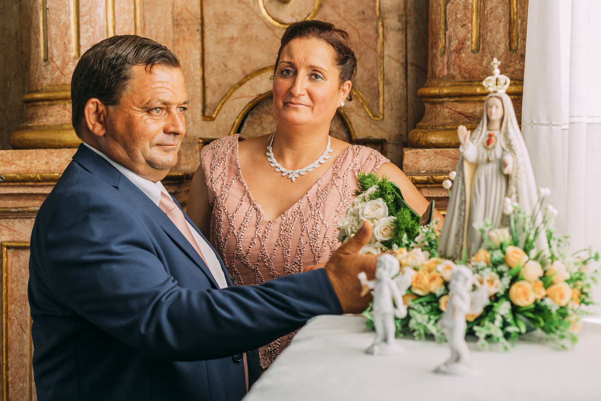 Casal na igreja
