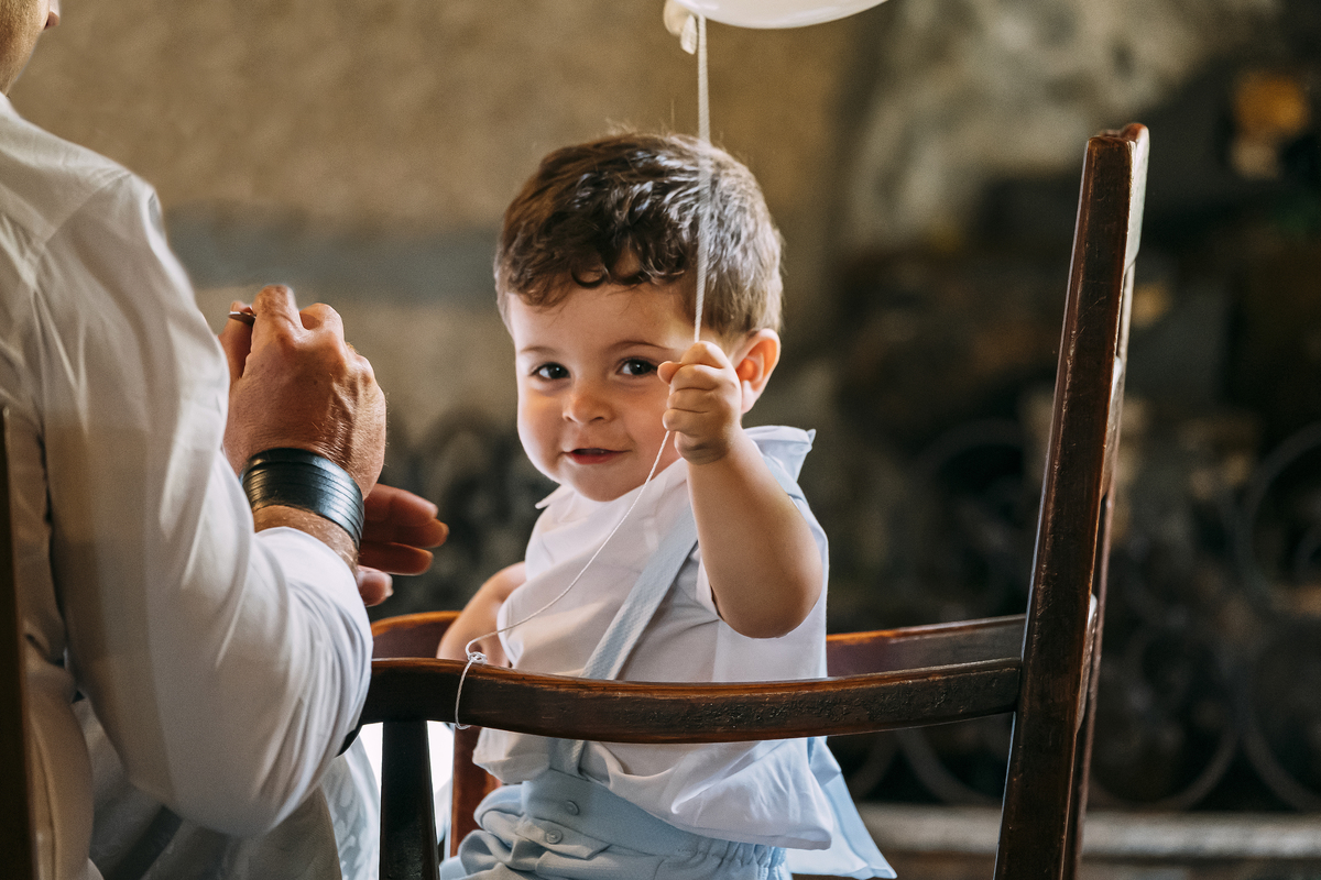 Menino a ser batizado na igreja