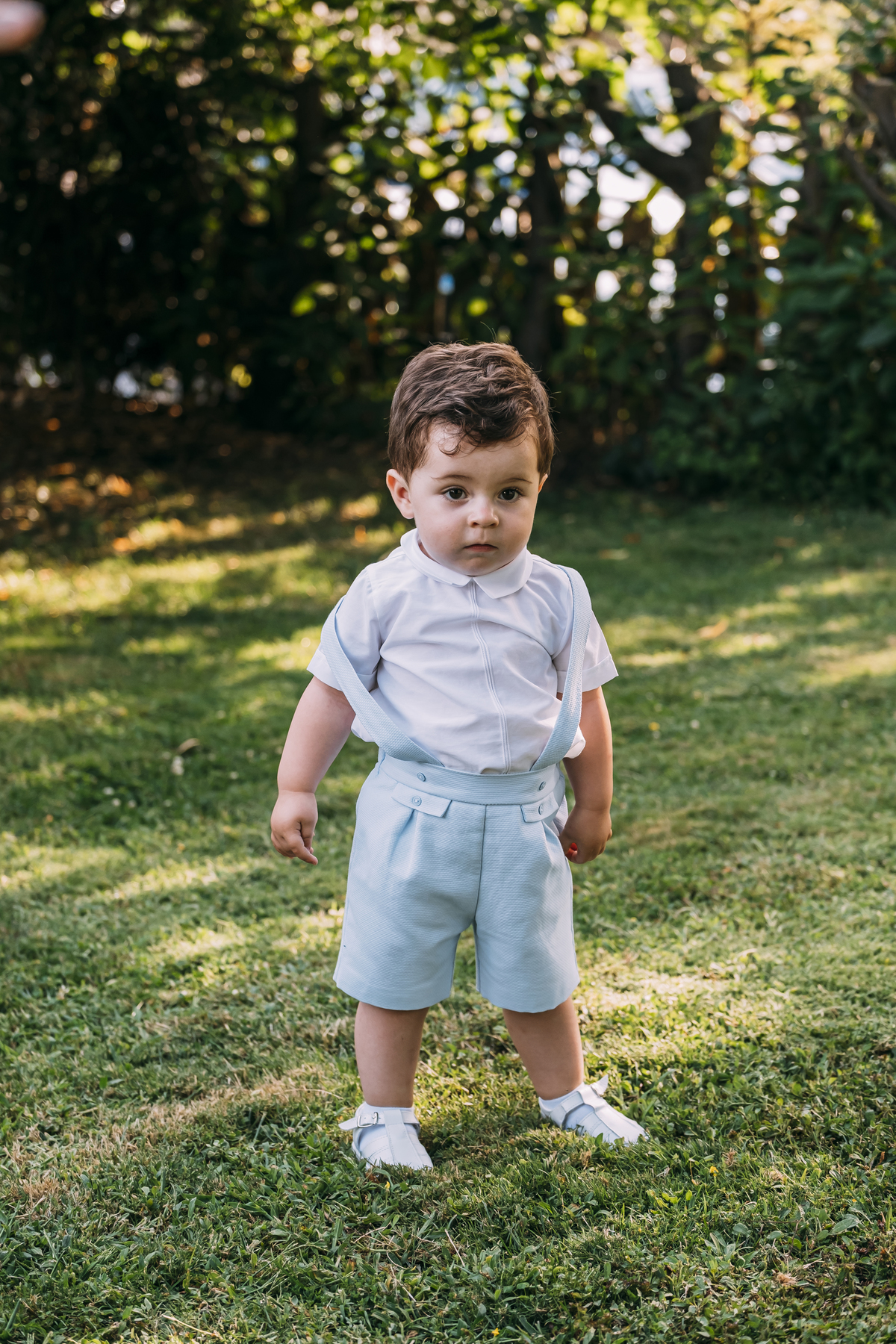 Bebé no seu batizado no jardim