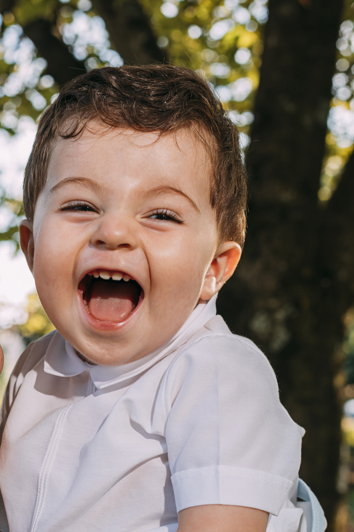 Bebé no seu batizado sorridente