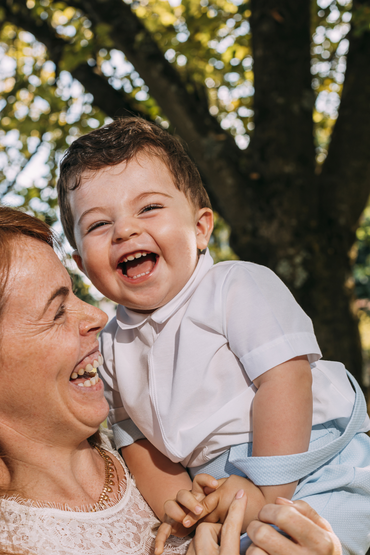 Bebé no seu batizado com a mãe
