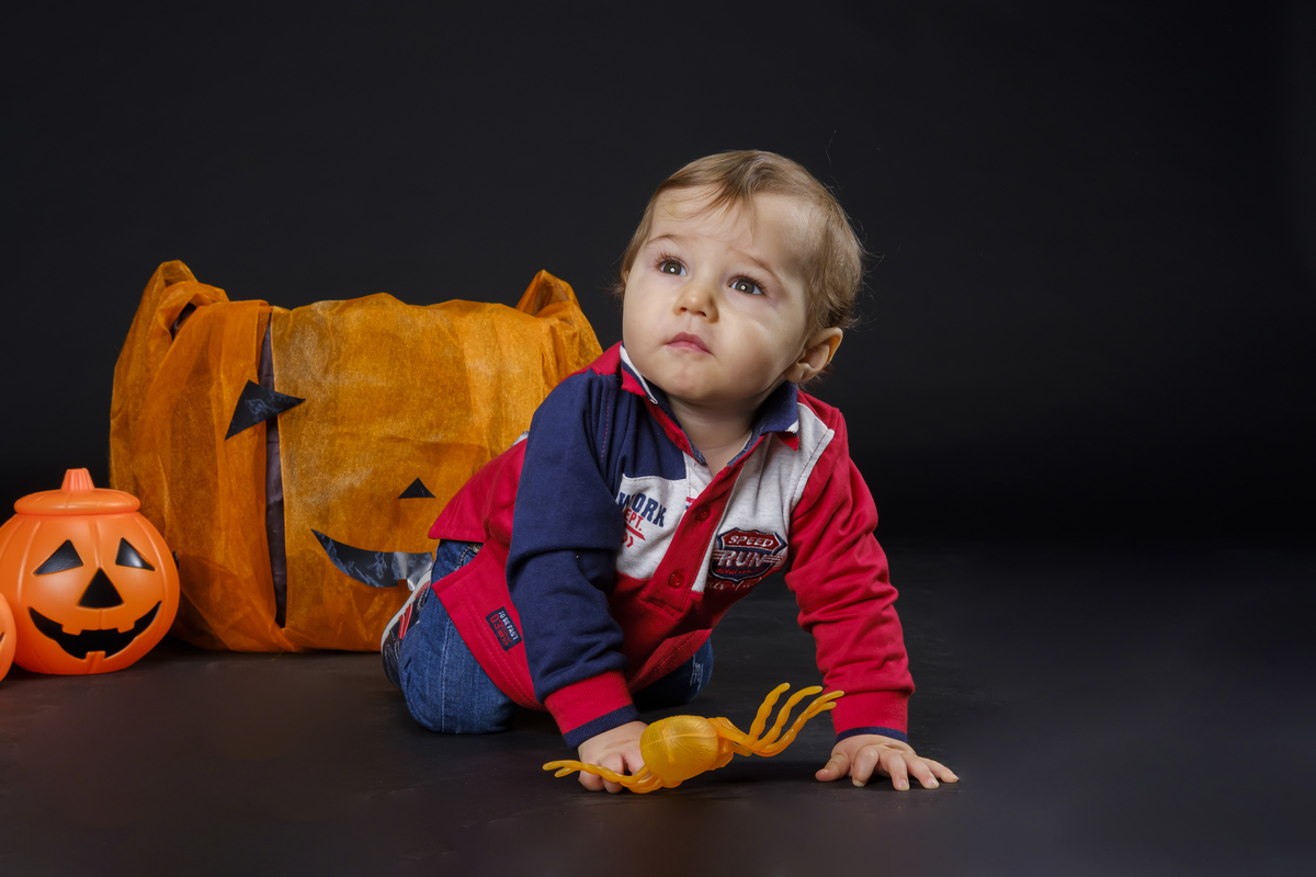 Menino na sessão de halloween