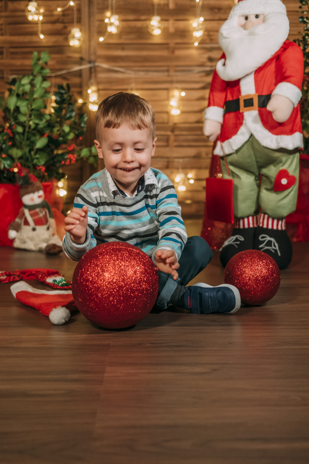menino na sessão fotográfica de natal