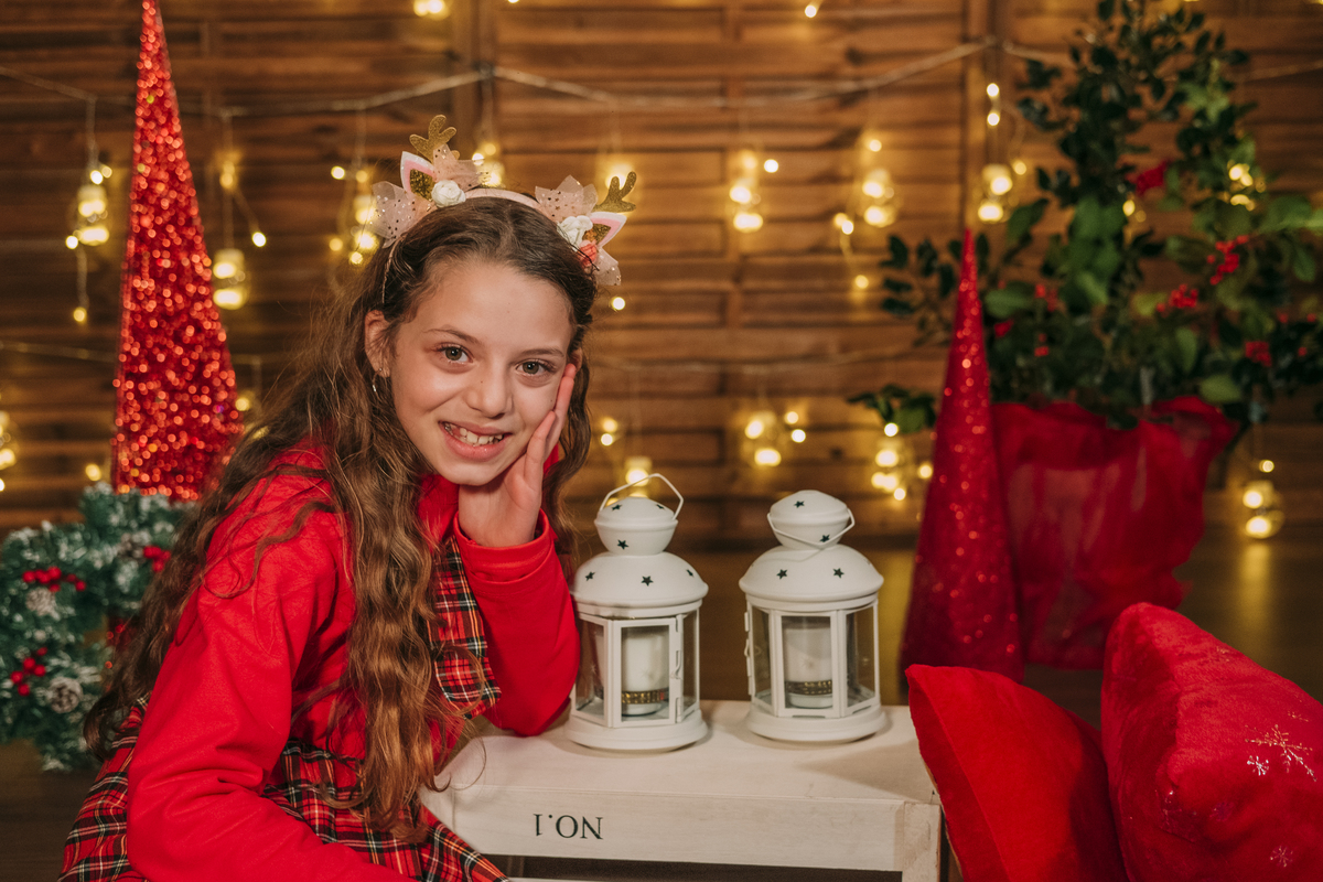 Sessão fotográfica de estúdio com cenário de natal em Vale de Cambra