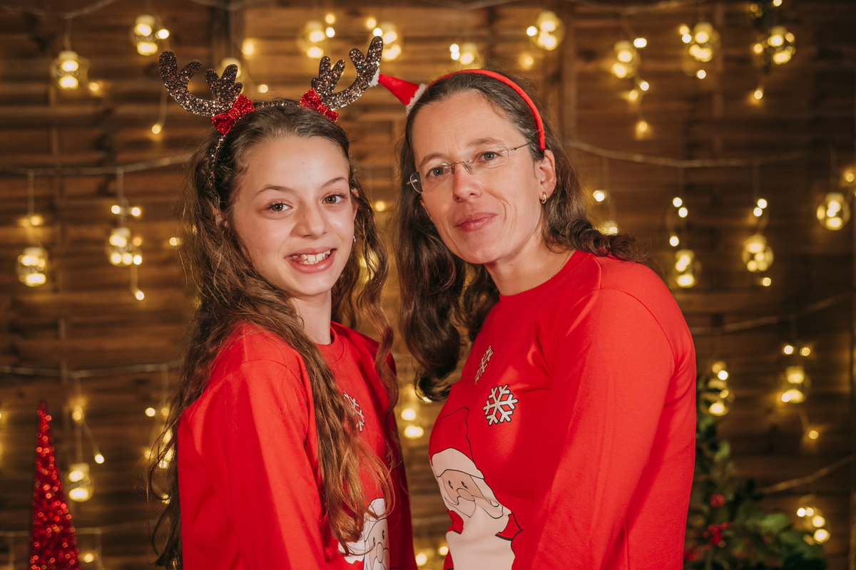 Mãe e filha na sessão fotográfica de estúdio de natal