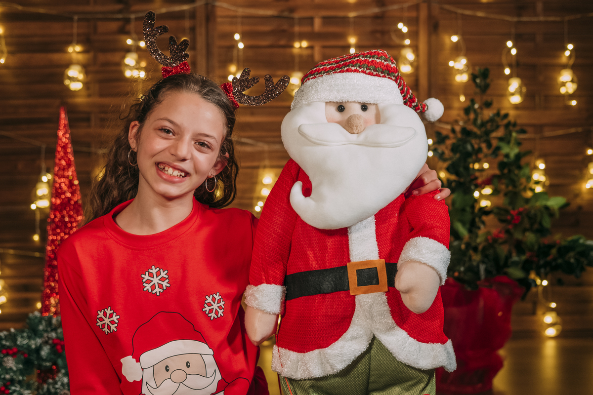 menina na sessão de estúdio de natal