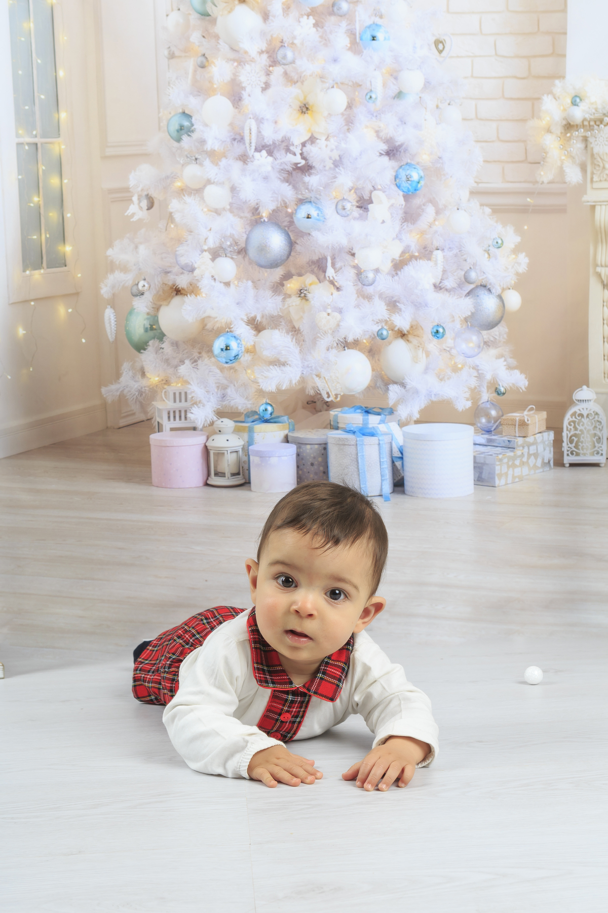 Menino na sessão fotográfica de natal