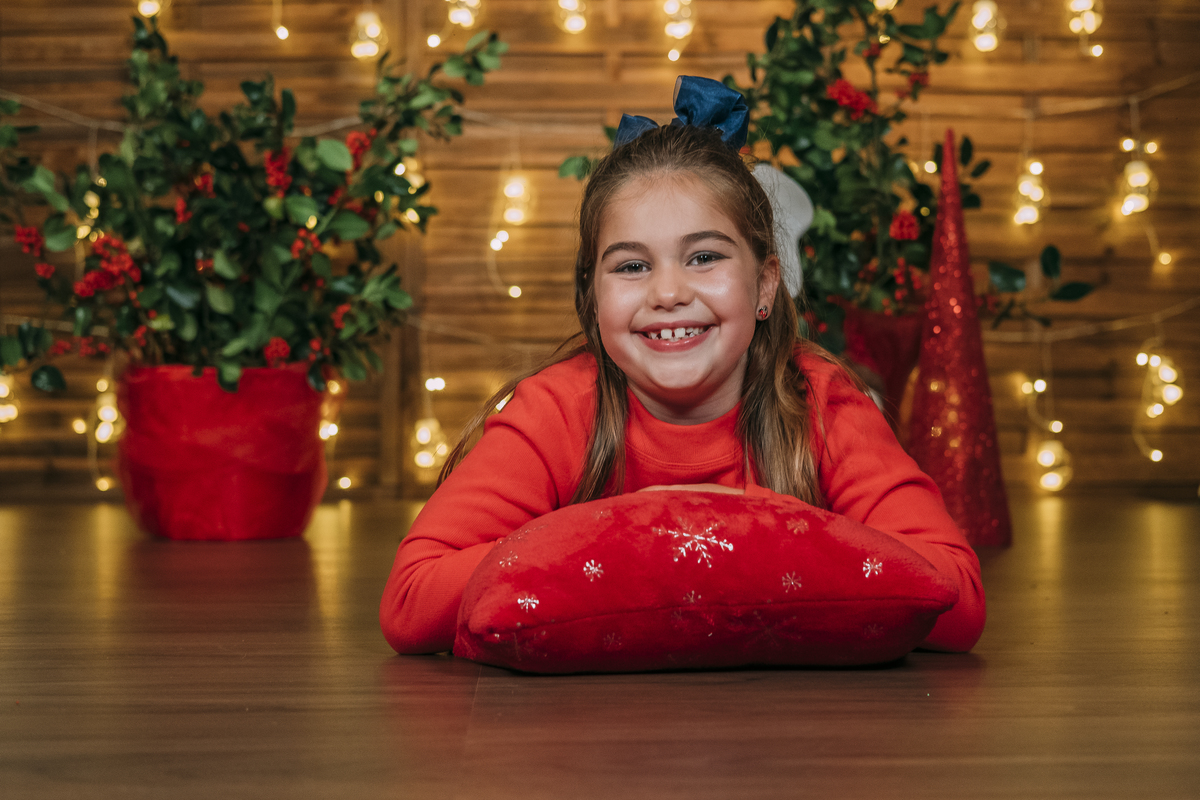 Menina na sessão fotográfica de natal