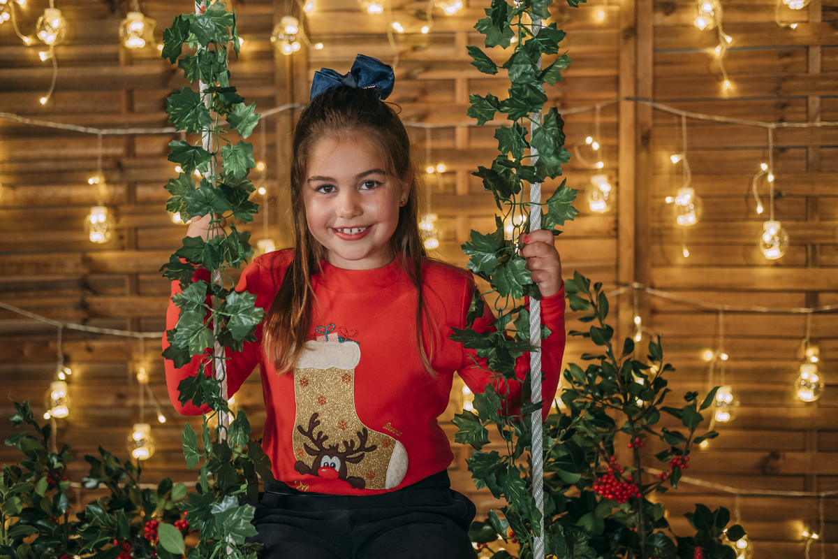 Menina na sessão fotográfica de natal em Vale de Cambra