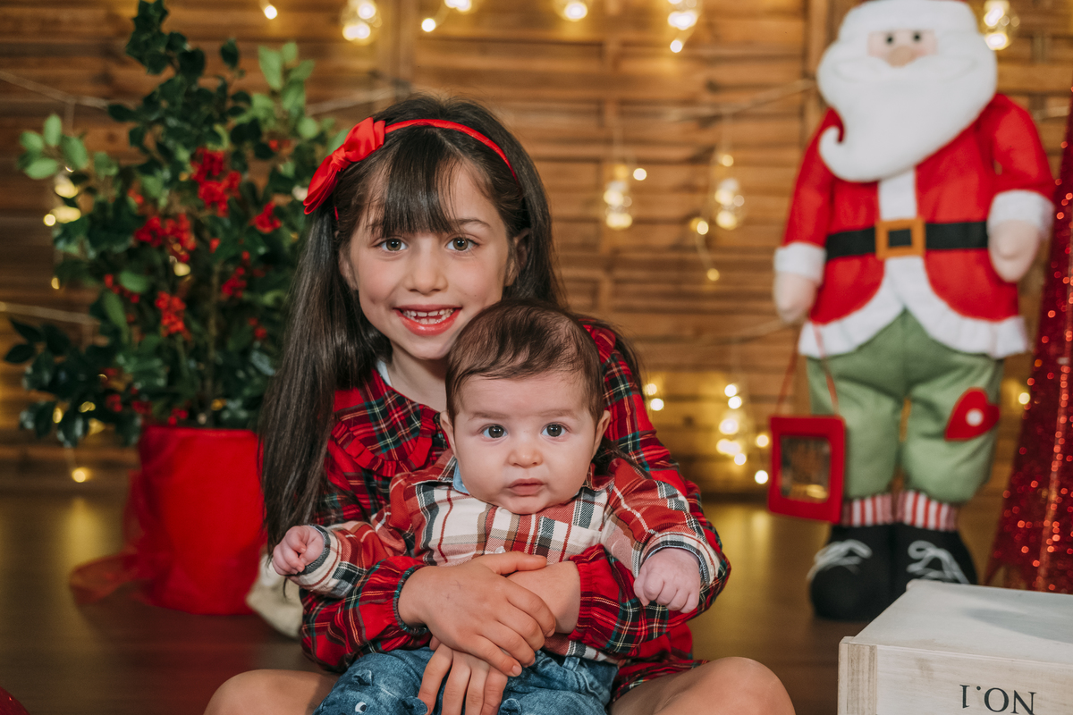Irmãos na sessão fotográfica de Natal no estúdio