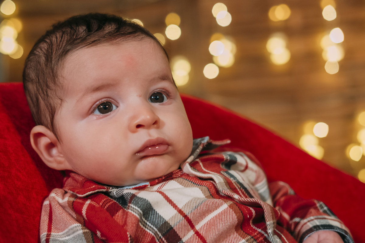 Bebé na sessão de estúdio de Natal 