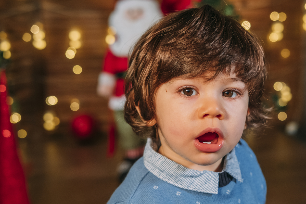 Menino na sessão fotográfica de Natal em estúdio 