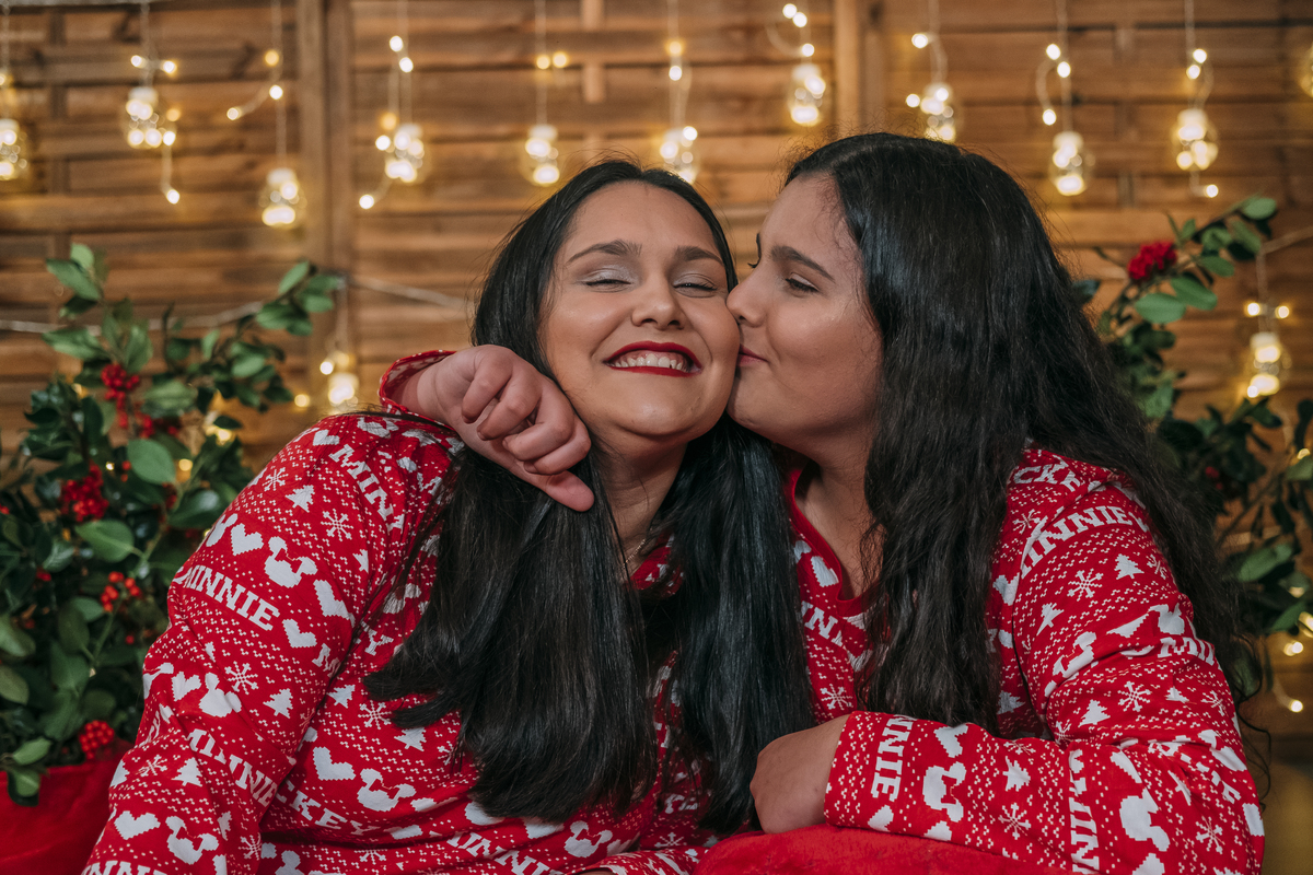Mãe e filha na sessão fotográfica de Natal