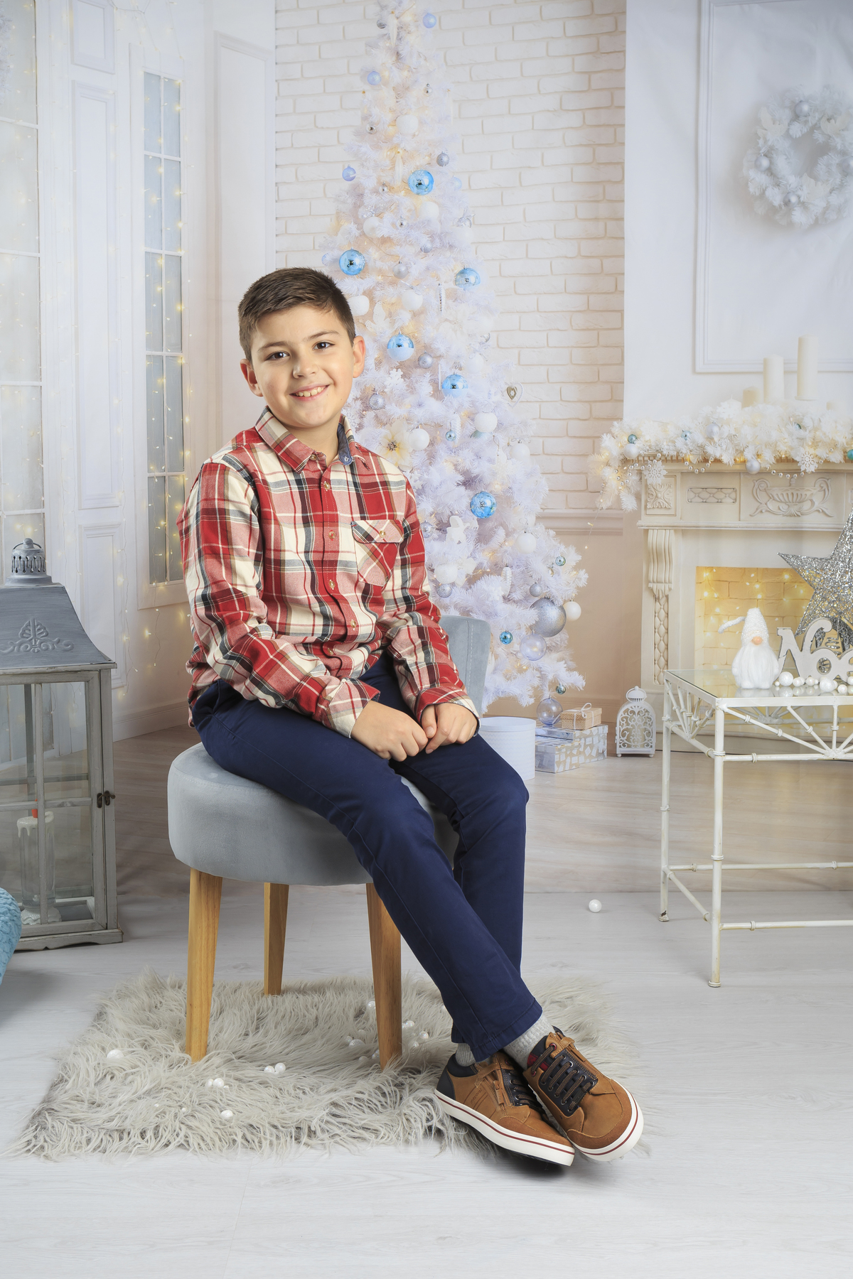 Menino na sessão fotográfica de Natal