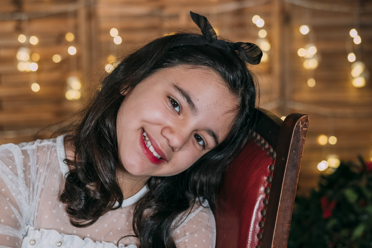 Irmã mais velha na sessão fotográfica de Natal em Vale de Cambra