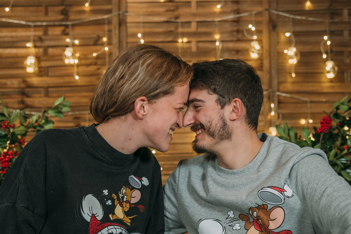 Casal apaixonado na sessão fotográfica de Natal