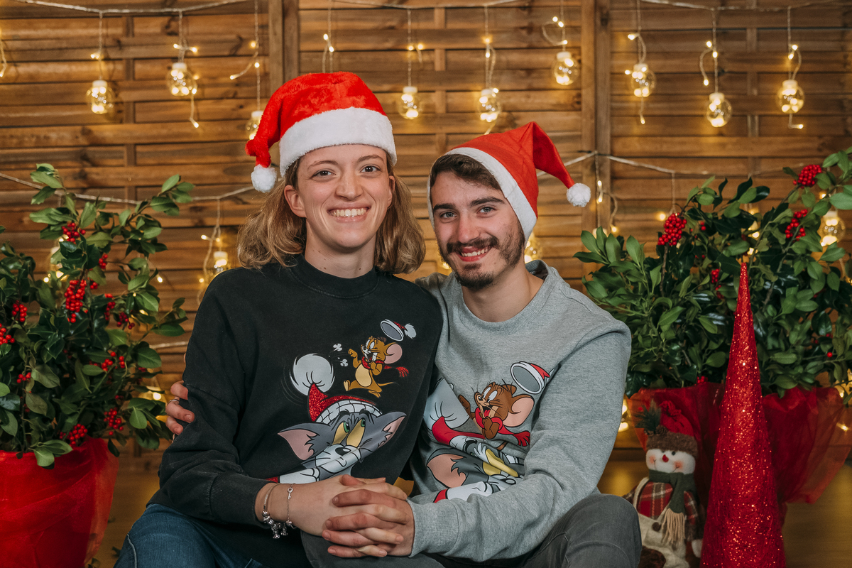 Casal apaixonado na sessão fotográfica de Natal em Vale de Cambra