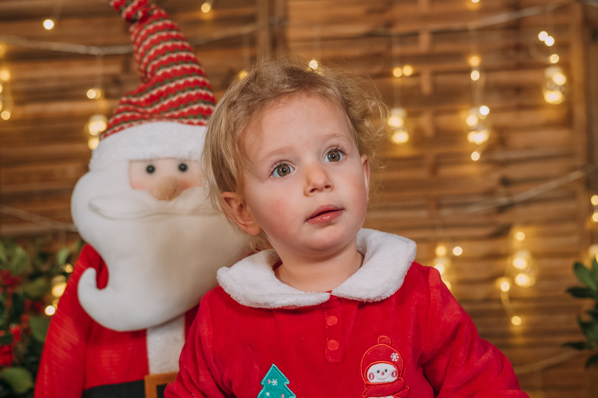 Menina na sessão de Natal