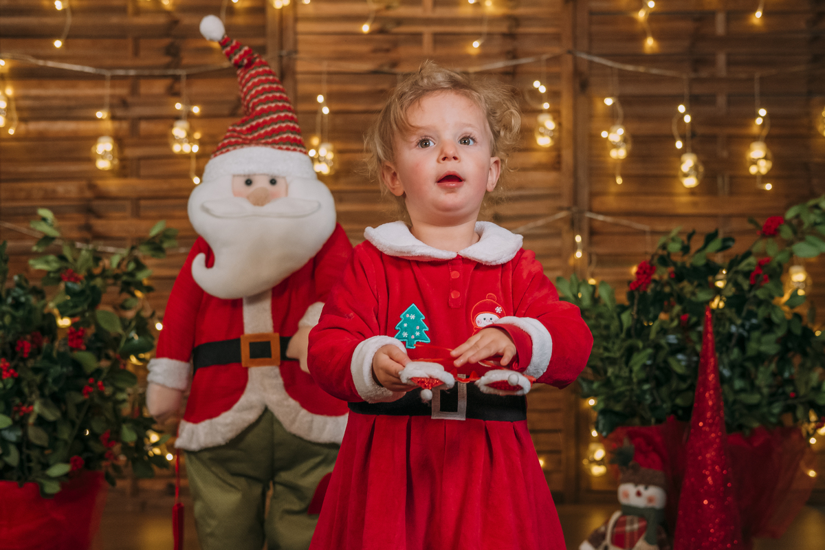 Menina na sessão fotográfica de Natal