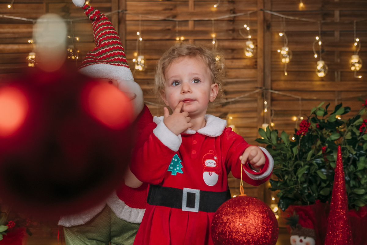 Menina na sessão fotográfica de Natal em Vale de Cambra