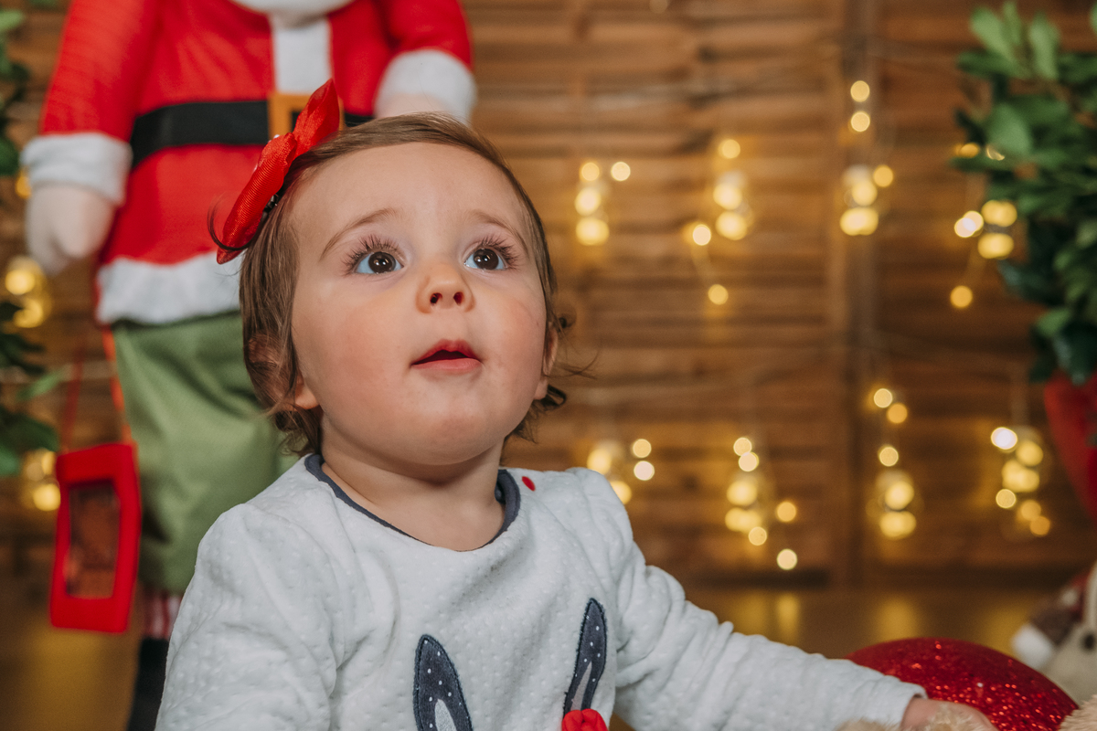 Menina na sessão fotográfica de Natal