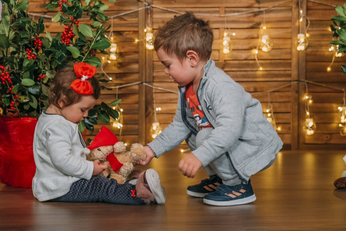 Irmãos na sessão fotográfica de Natal