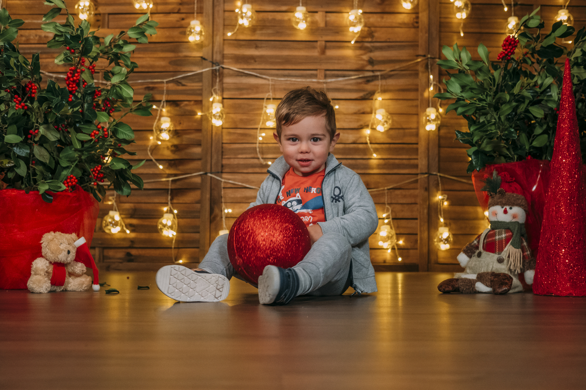 Menino na sessão fotográfica de Natal