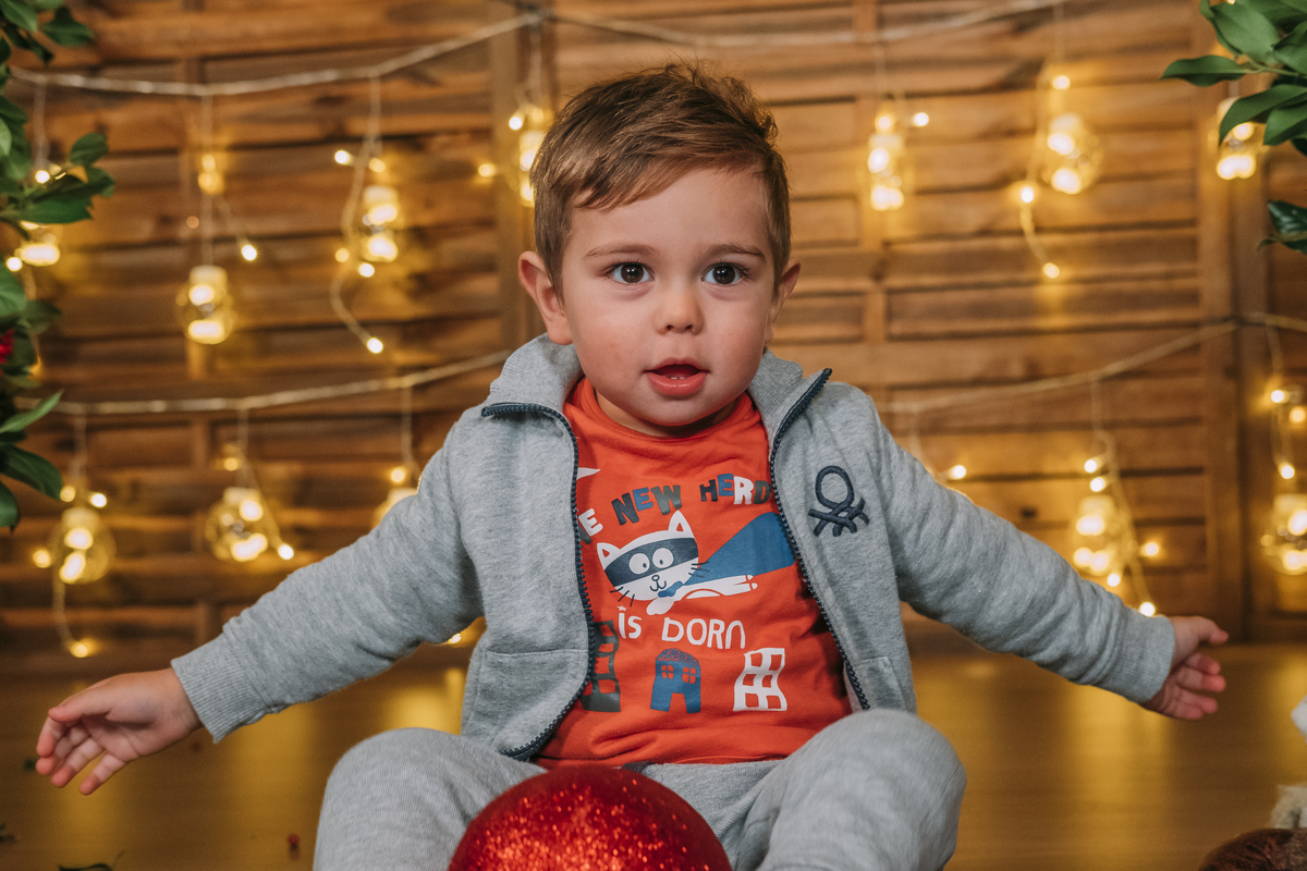 Menino na sessão fotográfica