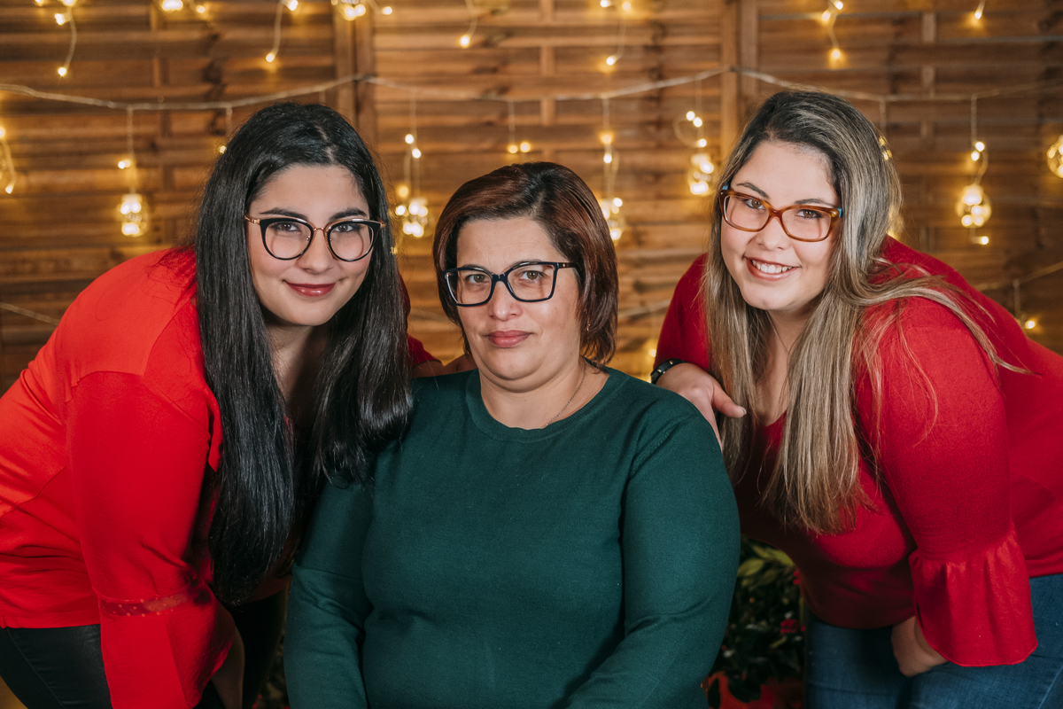 Mãe e filhas na sessão fotográfica de Natal