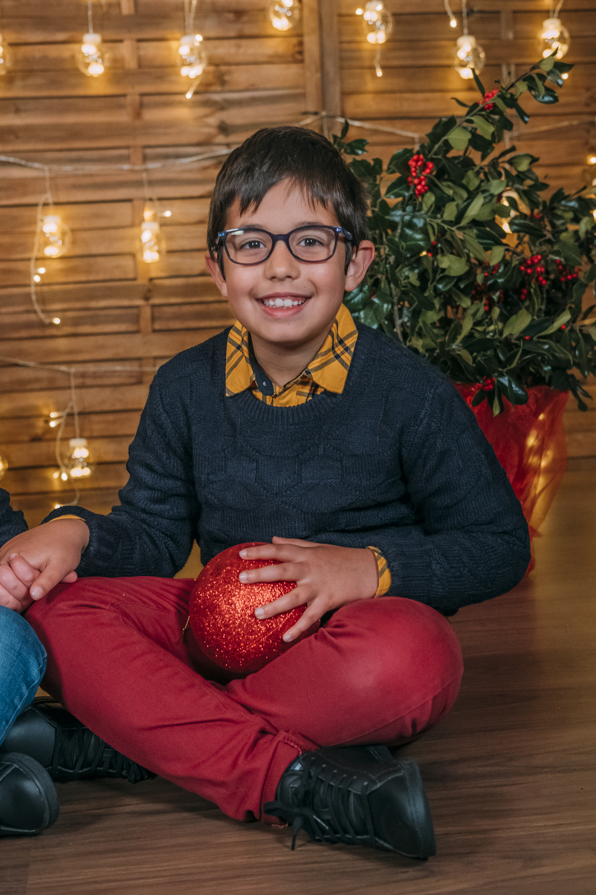 Menino na sessão fotográfica de Natal