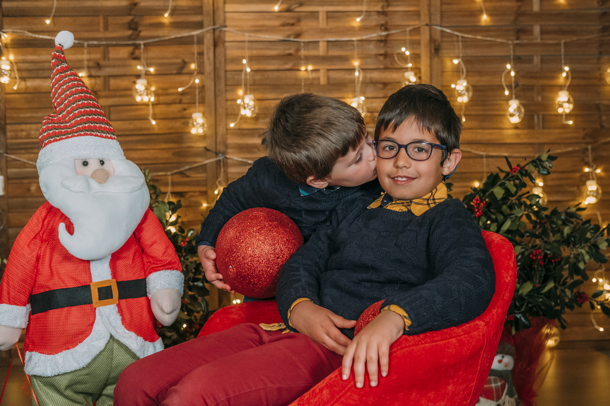 Irmãos na sessão fotográfica de Natal