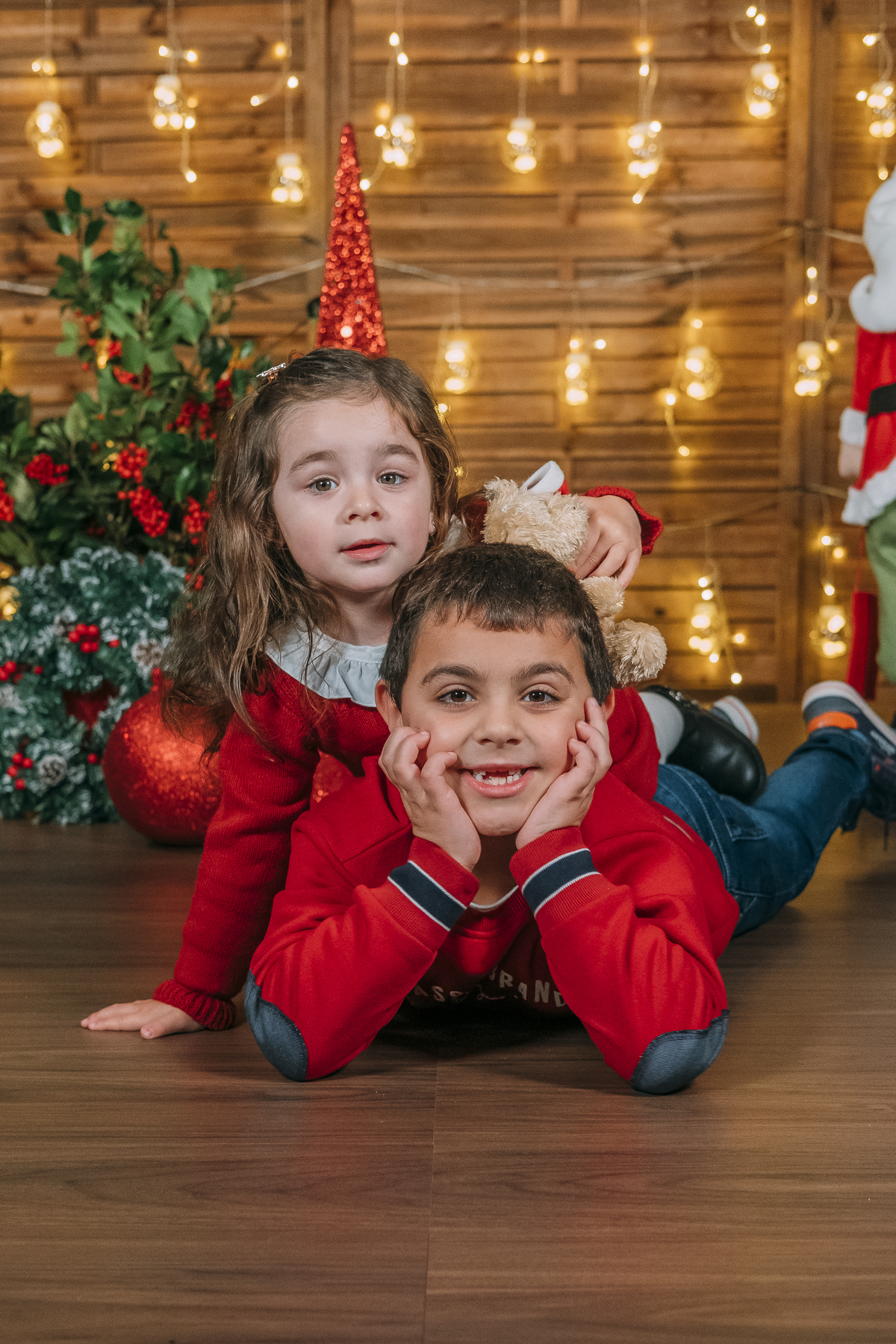 Irmãos na sessão fotográfica de Natal